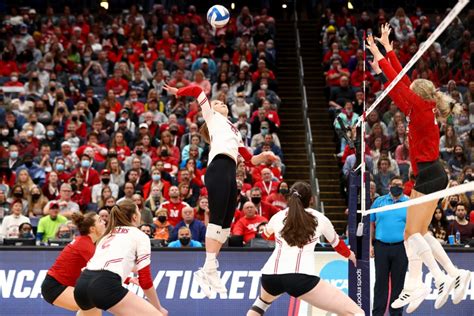 wisconsin vb team leak|Badgers volleyball photos, video leaked; police。